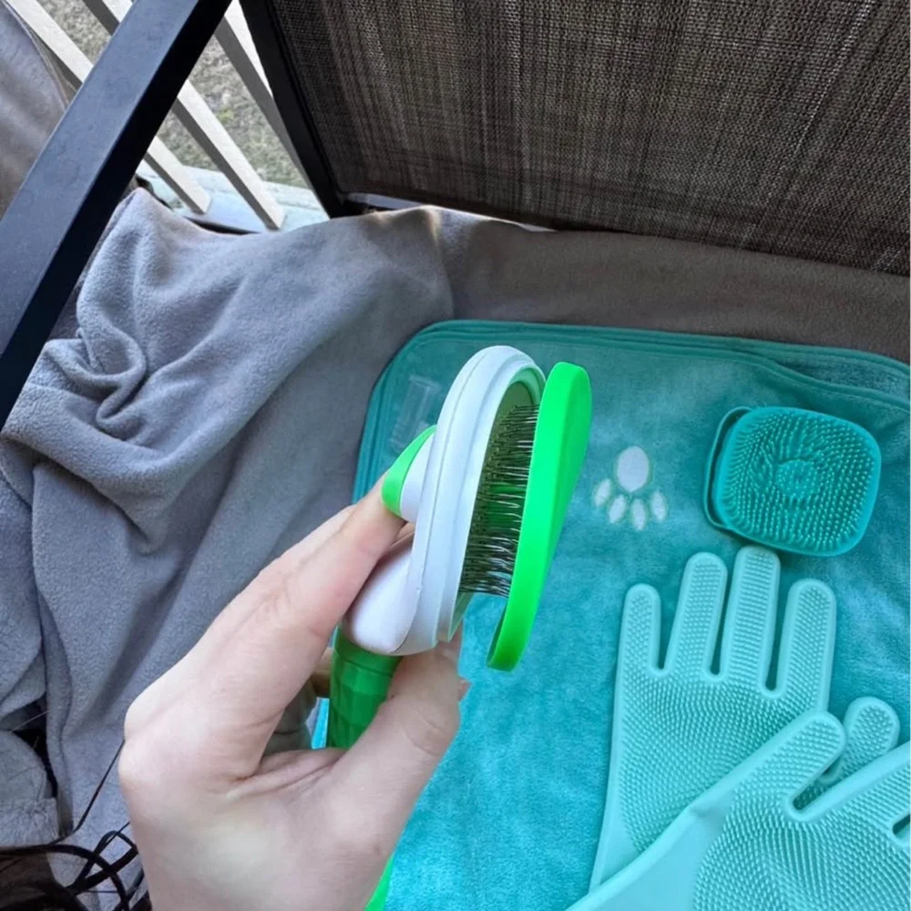 Brand new Green Pet Bath Kit (8 pcs)
